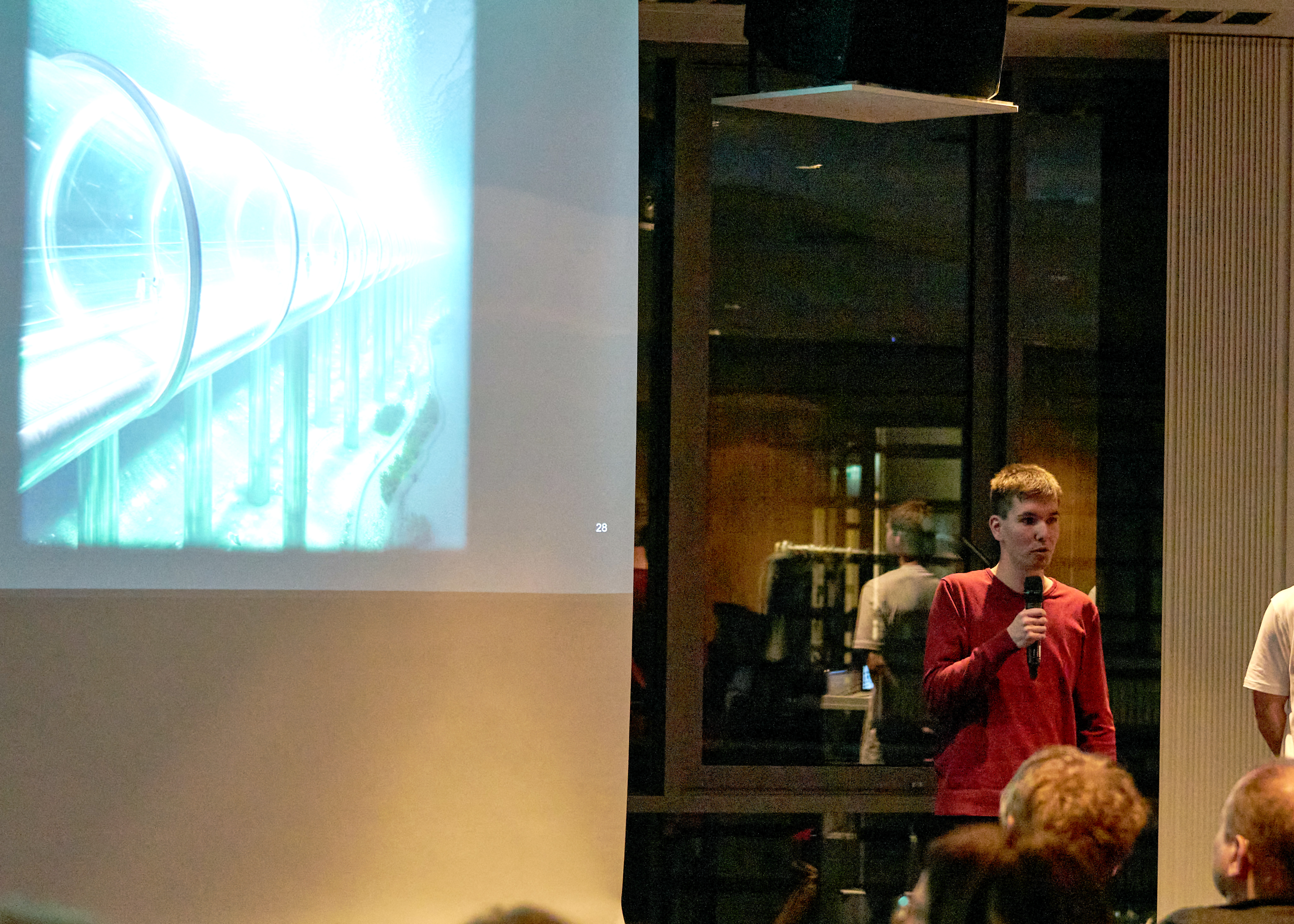 Student Bastian Koch bei der Präsentation der Projektarbeit bei der Avacon in Helmstedt
