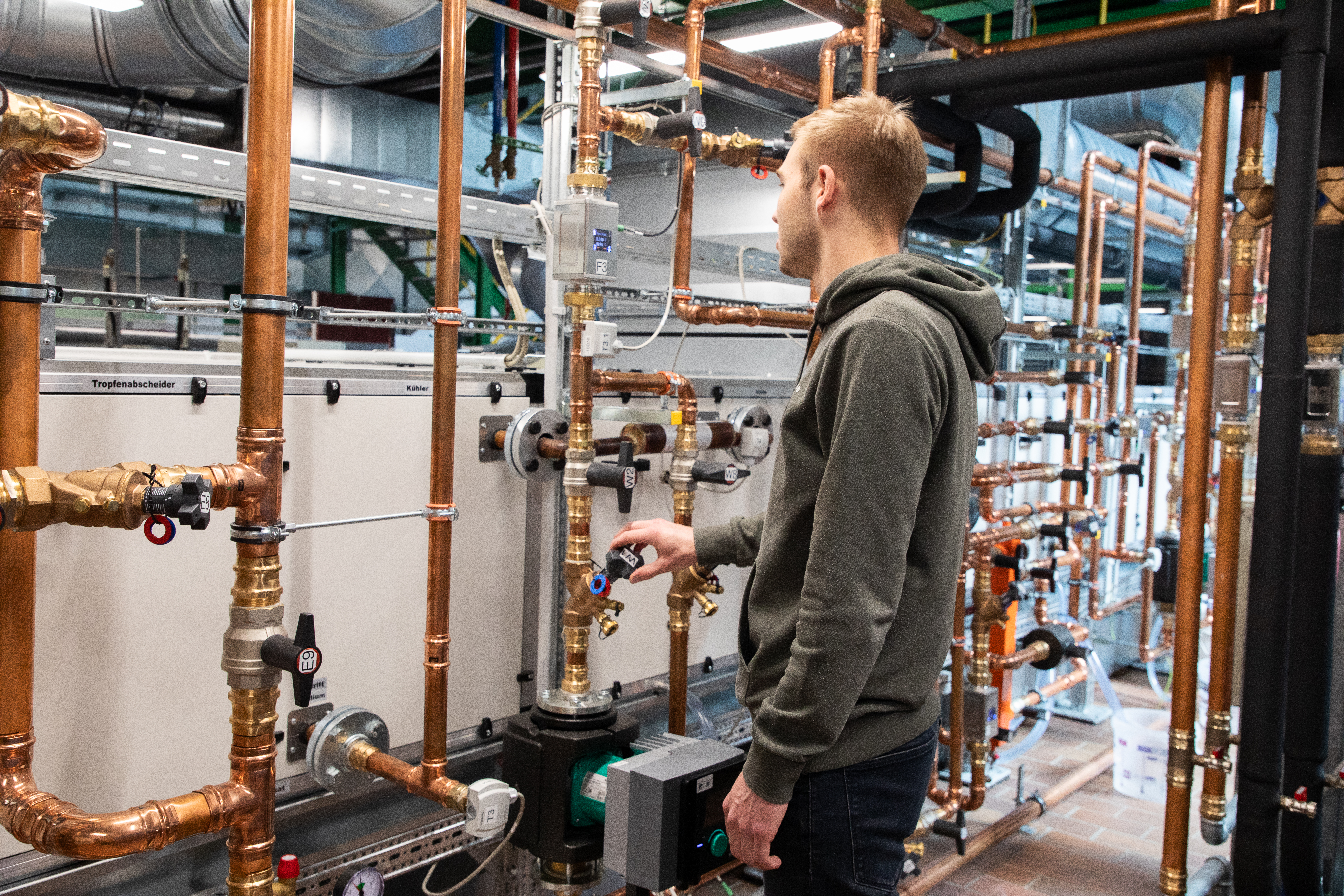 Elias Zelmer B.Eng. studiert aktuell in unserem Master-Studiengang Energiesysteme und Umwelttechnik. Davor hatte er erfolgreich den Bachelor-Studiengang Energie- und Gebäudetechnik absolviert.