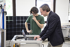 Student aus Paris forscht im Labor für Elektrotechnik und regenerative Energietechnik