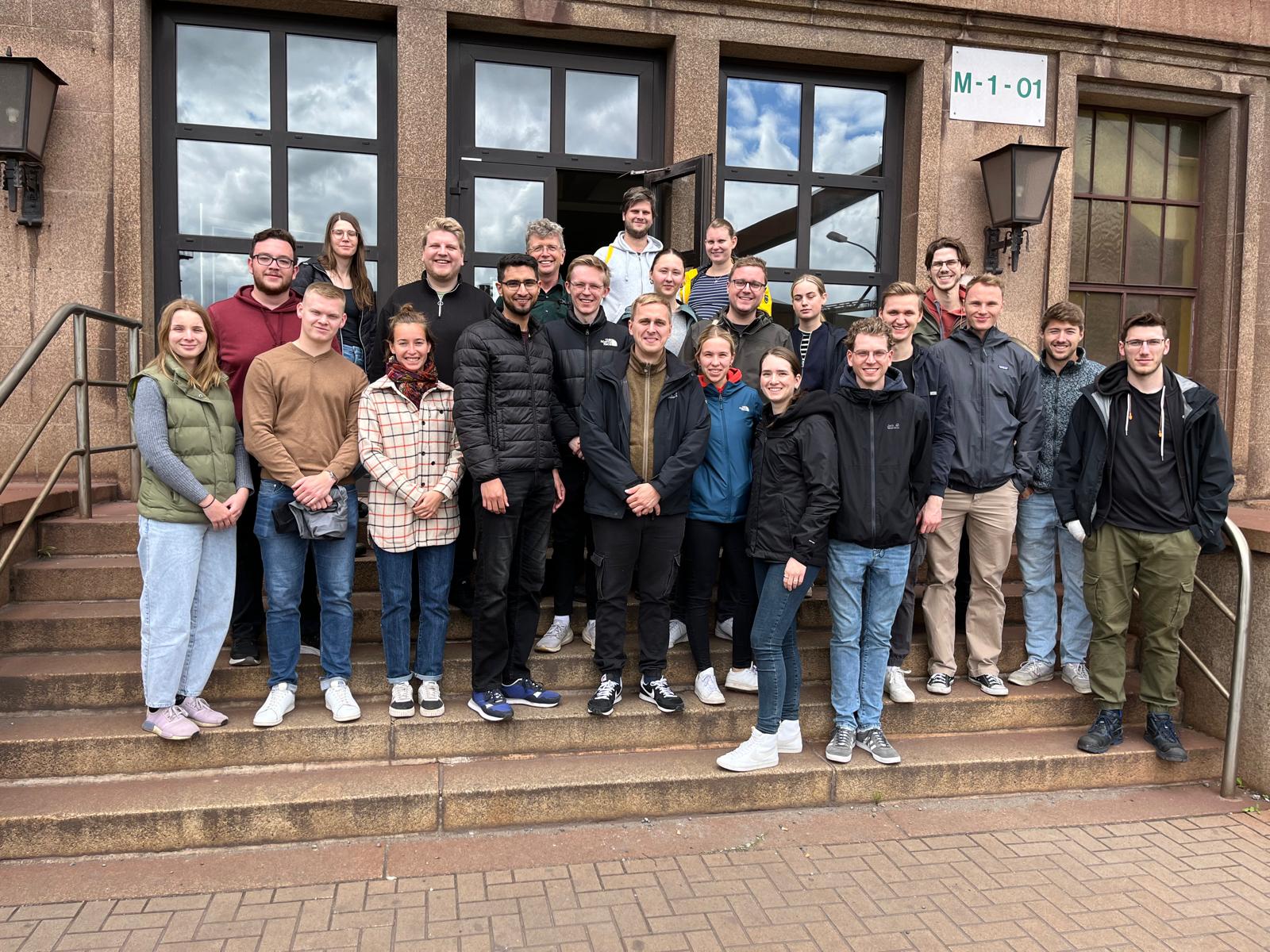 Gruppenfoto von den Studierenden bei der Exkursion zum Hüttenwerk in Salzgitter