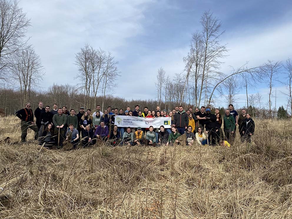 Students and employees of the Ostfalia University of Applied Sciences took part in a tree planting campaign in cooperation with the Lucklum manor and the Future Forest Foundation and planted 1,650 trees in the Elm.