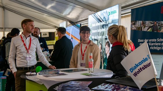 Messestand mit Personen.