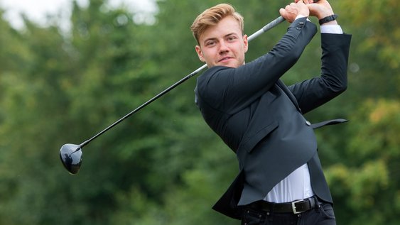 Sportmanagement Golfer im Anzug beim Abschlag