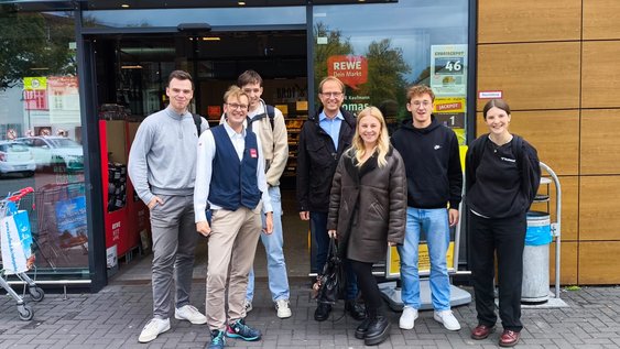 Die Studierenden mit Prof. Dr. Christian Rafflenbeul-Schaub und Lea Kruckenberg (mittig).