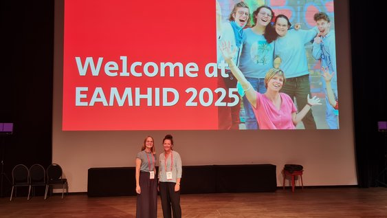 Linda Münch und Kathrin Sophie Förster auf der Bühne des EAMHID-Kongress