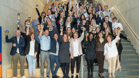 jubende Absolvent*innen im Fakultätsgebäude G