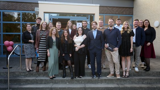 Dekanin Prof. Dr. Kirsten Wegner mit den Absolventinnen und Absolventen des Wintersemesters 2025.