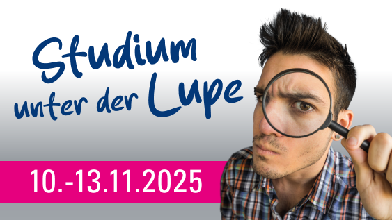 Ein junger Mann hält sich eine Lupe vors linke Auge. Das Bild soll das Studium unter der Lupe der Ostfalia symbolisch visualisieren.